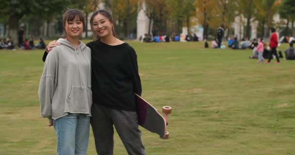 Twee Aziatische College meisjes portret — Stockvideo
