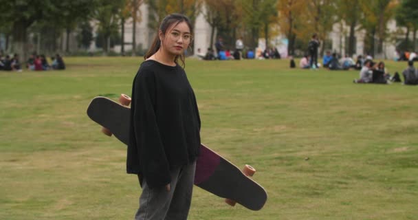 Studentský portrét studentské ženy se skateboard — Stock video