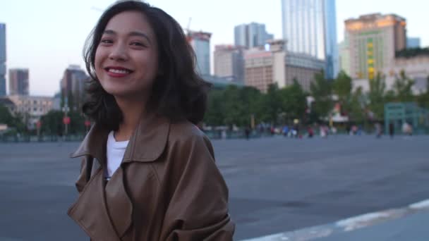 Retrato de una hermosa joven asiática en la ciudad — Vídeos de Stock