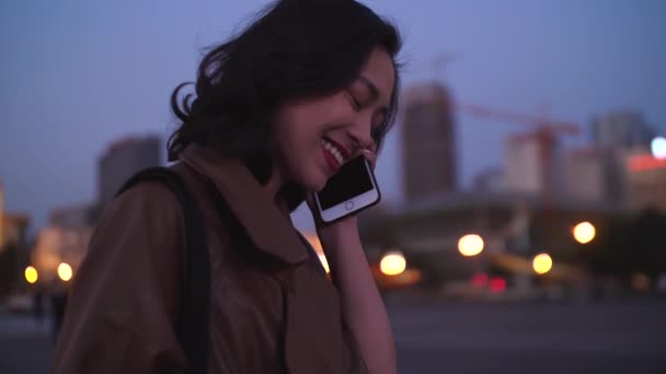 Mujer joven hablando por teléfono en la calle de la ciudad, 4k — Vídeo de stock