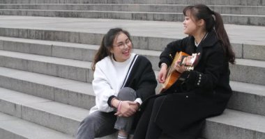 iki sdudents şarkı ve campas gitar çalmak pratik
