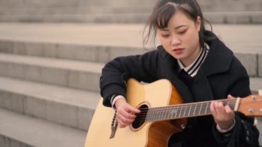 Genç bir öğrenci müzik çalıyor