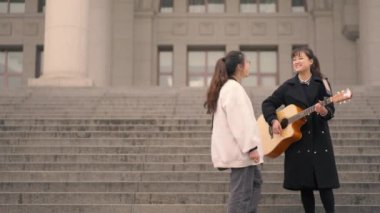 Müzik öğrencileri kampüs hayatı birlikte açık yavaş hareket müzik oynarken