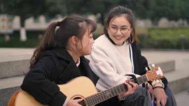 Genç kişi birlikte açık havada müzik döşeme