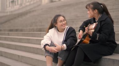 Genç arkadaş birlikte açık yavaş hareket müzik çalıyor