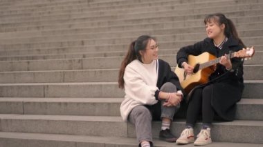 Genç arkadaş birlikte açık yavaş hareket müzik çalıyor