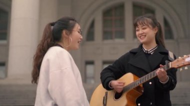 Müzik öğrencileri kampüs hayatı birlikte açık yavaş hareket müzik oynarken