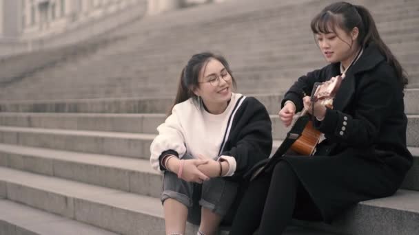 Jovem amigo tocando música juntos ao ar livre câmera lenta — Vídeo de Stock