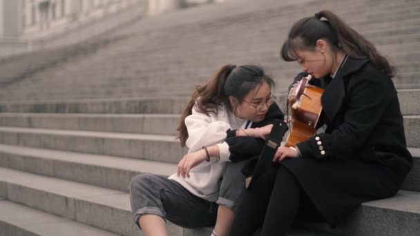 Молодой друг играет вместе музыку на открытом воздухе замедленной съемки — стоковое видео
