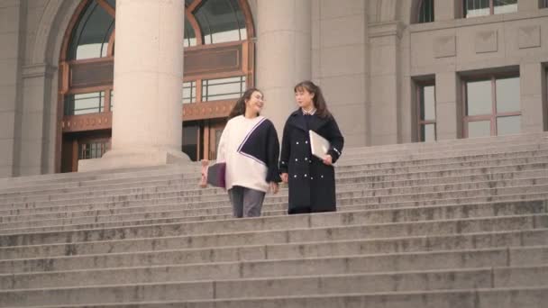 Jovem amigo falando feliz juntos no campus ao ar livre — Vídeo de Stock
