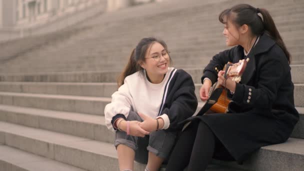 Jovem amigo tocando música juntos ao ar livre câmera lenta — Vídeo de Stock