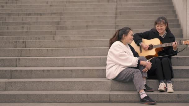 Joven amigo tocando música juntos al aire libre cámara lenta — Vídeos de Stock