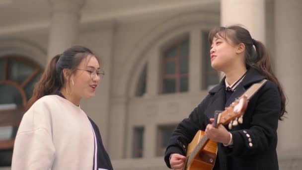 Zenei diákok Campus élet zenélés, valamint a kültéri lassú mozgás — Stock videók