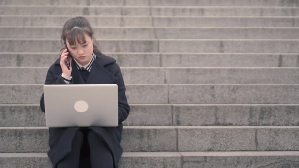 Főiskolai hallgató segítségével laptop Campus — Stock videók