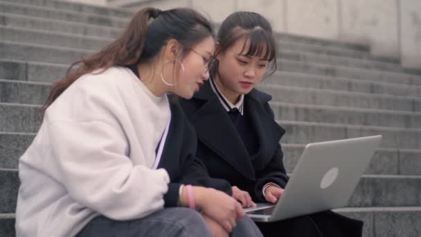 Dos amigos usando laptop en el campus — Vídeo de stock