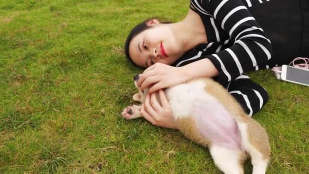 Молодая женщина с Корги щенок на открытом воздухе, 4k — стоковое видео