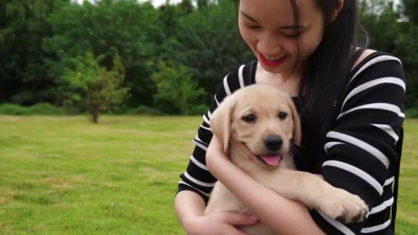 Joven mujer asiática con su cachorro perro al aire libre, 4k — Vídeo de stock
