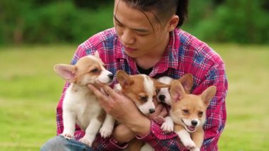 Onun köpek yavrusu açık, 4k ile Mutlu genç adam