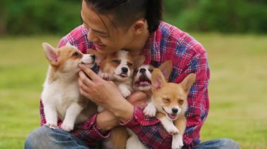 Onun Corgi köpek yavrusu açık, 4k ile Mutlu adam
