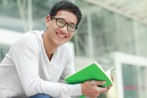 Foto de un joven asiático estudiante universitario en el campus —  Fotos de Stock