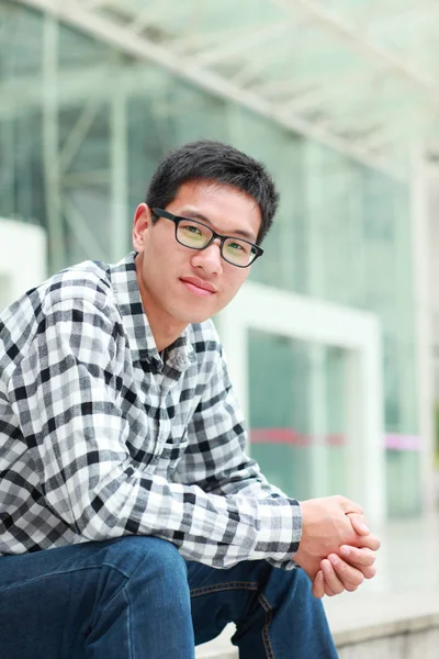 Foto de um jovem asiático estudante universitário masculino no campus — Fotografia de Stock