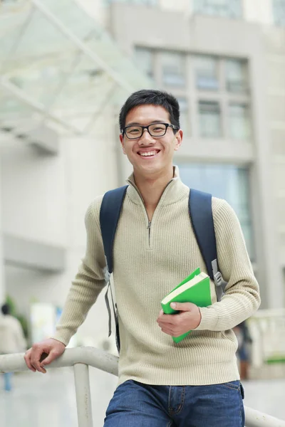 Foto de um jovem asiático estudante universitário masculino no campus — Fotografia de Stock