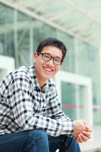 Foto de um jovem asiático estudante universitário masculino no campus — Fotografia de Stock