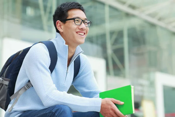 Foto de un joven asiático estudiante universitario en el campus —  Fotos de Stock