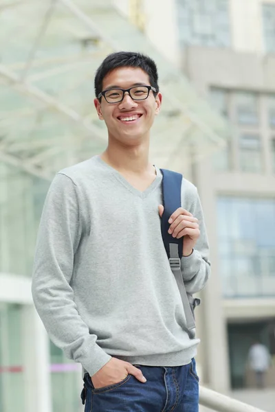 Afbeelding van een jonge Aziatische mannelijke studente in de campus — Stockfoto