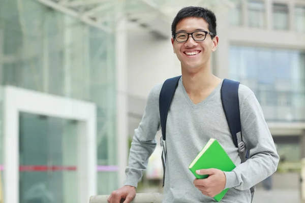 Foto de um jovem asiático estudante universitário masculino no campus — Fotografia de Stock