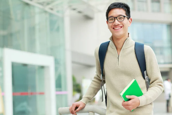 Bild på en ung asiatisk manlig högskolestudent på Campus — Stockfoto