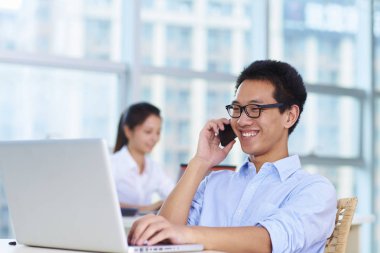 Ofisteki iş adamları.