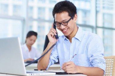 Ofisteki iş adamları.