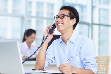 Ofisteki iş adamları.