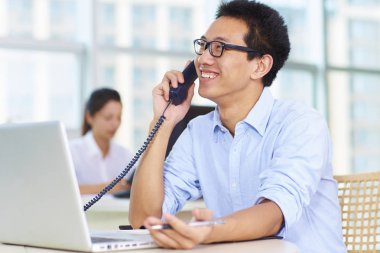 Ofisteki iş adamları.