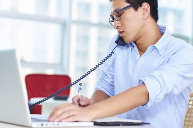 Ofisteki iş adamları.