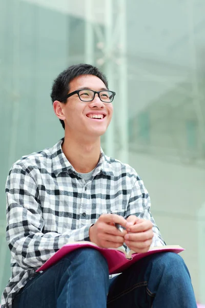 Фото одного молодого азиатского студента колледжа в кампусе — стоковое фото
