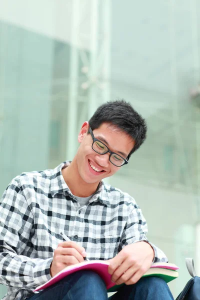 Afbeelding van een jonge Aziatische mannelijke studente in de campus — Stockfoto