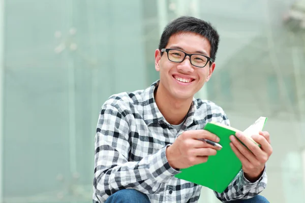 Foto de un joven asiático estudiante universitario en el campus Imagen de stock