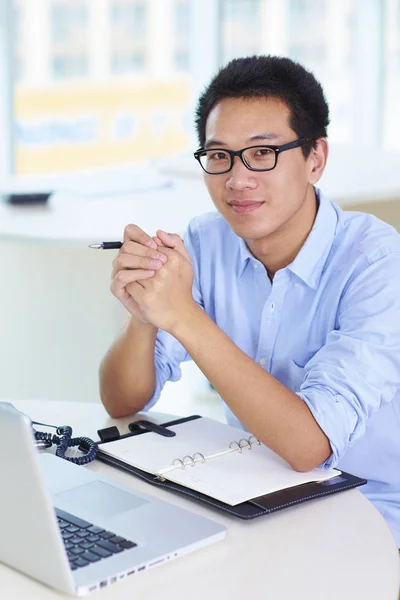 Joven asiático hombre de negocios trabajando en la oficina Imagen de archivo