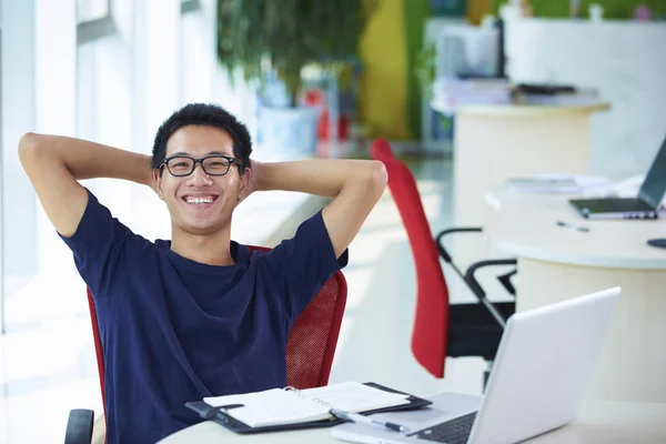 オフィスで働く若いアジア系のビジネスマン ストック画像