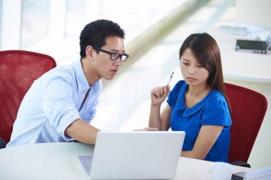 ofiste konuşan iki iş adamları