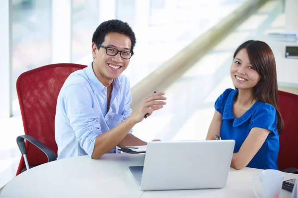 Ofiste iki genç Asyalı işadamları — Stok fotoğraf