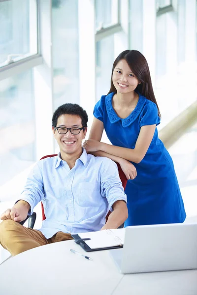 Two young asian businesspeople in office — Stock Photo, Image