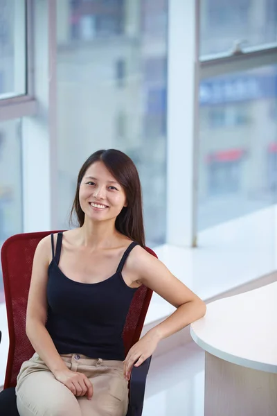 Jovem asiático empresária no o escritório — Fotografia de Stock