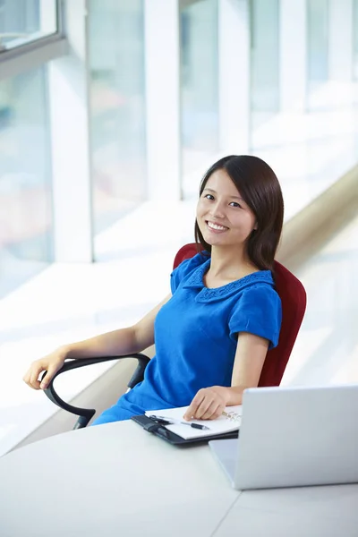 事務所の若いアジア女性実業家 ロイヤリティフリーのストック画像