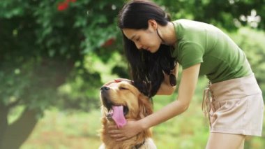Golden Retriever köpeği olan güzel Asyalı kadın.