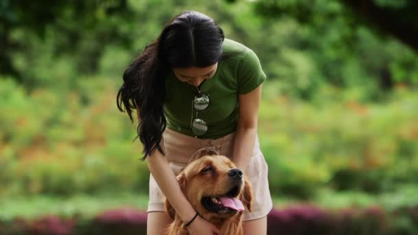 Cabello largo Sexo asiático mujer con perro al aire libre en el verano parque — Vídeos de Stock