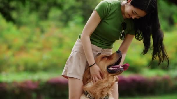 Cabello largo Sexo asiático mujer con perro al aire libre en el verano parque — Vídeos de Stock