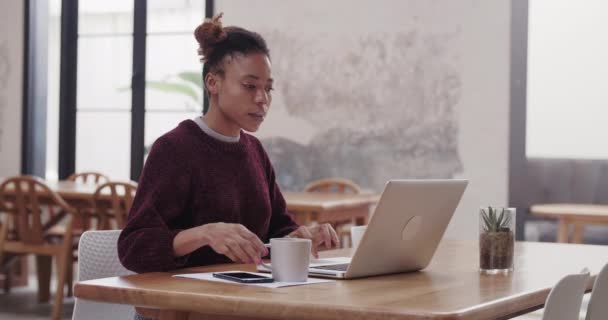 Mulher feliz receber ótimas notícias — Vídeo de Stock